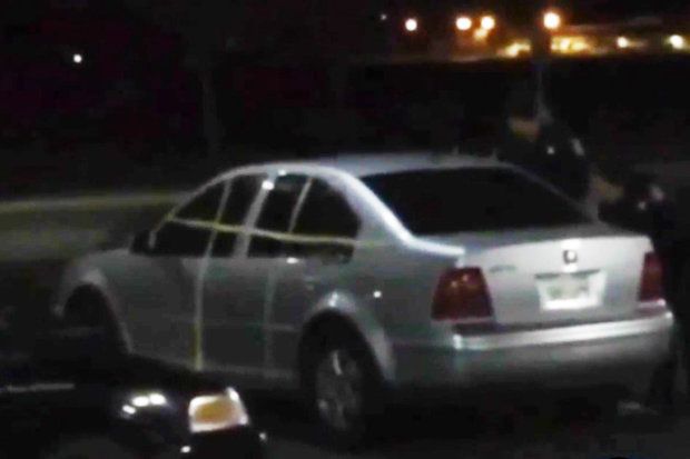 A văzut o mașină abandonată de 3 luni în parcarea magazinului. S-a apropiat de ea și s-a cutremurat