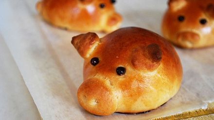 Cârnăciori în aluat sub formă de purcel: reţeta unor aperitive de succes