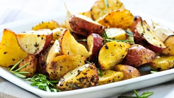 Aşa faci cei mai buni cartofi la cuptor. Ingredientul secret care face diferenţa