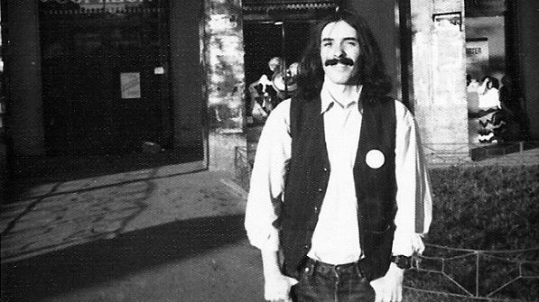 De nerecunoscut! Cine este bărbatul din această fotografie?