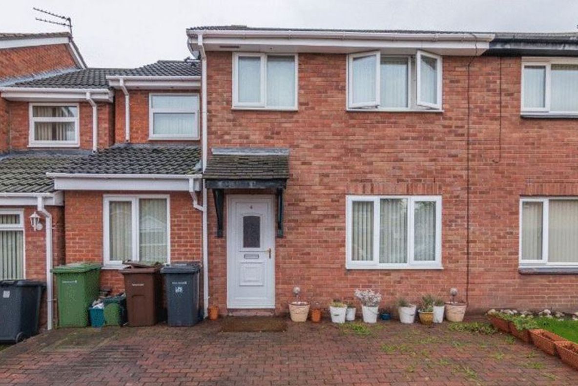 Pare o casă veche, dar când se deschid uşile arată cu totul diferit