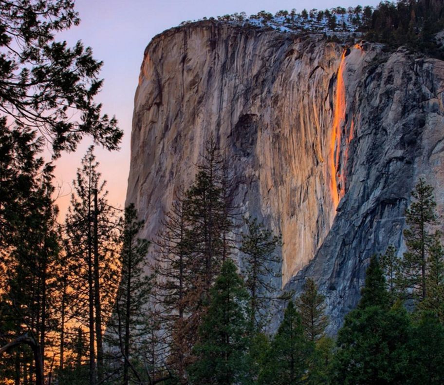Fenomen impresionant în SUA! O cădere de apă s-a transformat într-o cascadă de FOC