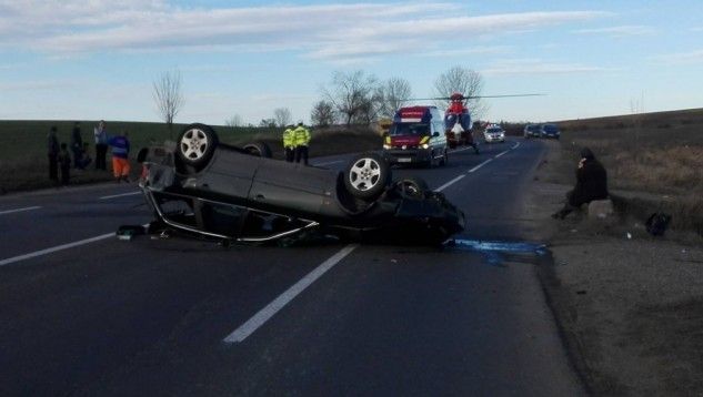 Accident teribil la Iaşi: şofer aruncat din maşină, elicopter SMURD chemat la faţa locului