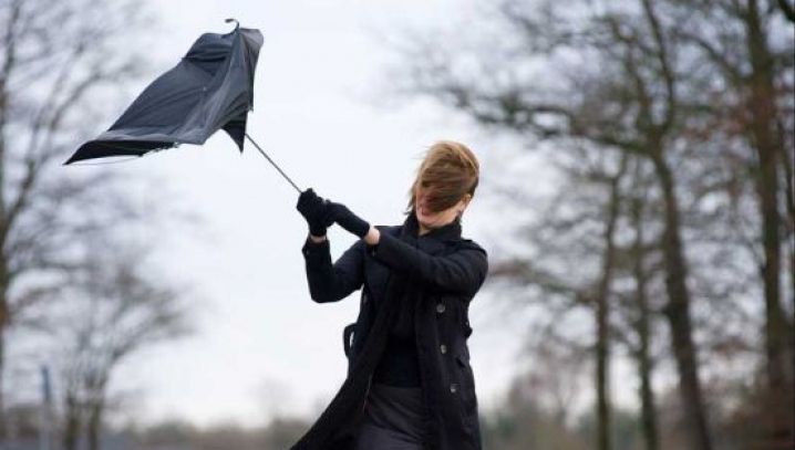 Vântul puternic face victime: femeie lovită în cap, pe stradă în Arad, de un panou publicitar uriaş