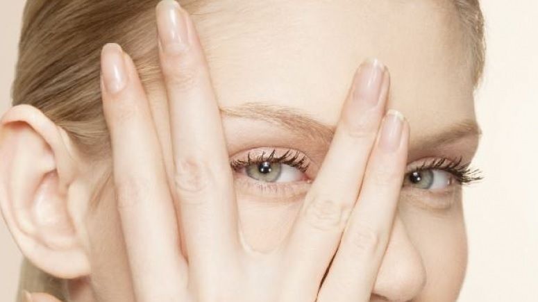 Ponturi pentru a scăpa rapid de ochii umflați și de cearcăne dimineața