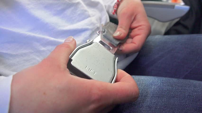 A vrut să-şi lege centura de siguranţă din avion, dar ceva jenant s-a întâmplat. Finalul, uluitor