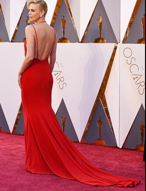 Charlize Theron a atras toate privirile pe covorul roşu cu un decolteu mult prea generos
