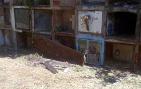 S-au dus să aprindă o lumânare la cimitir, dar au avut un ŞOC uriaş! Mai să leşine... Erau peste tot