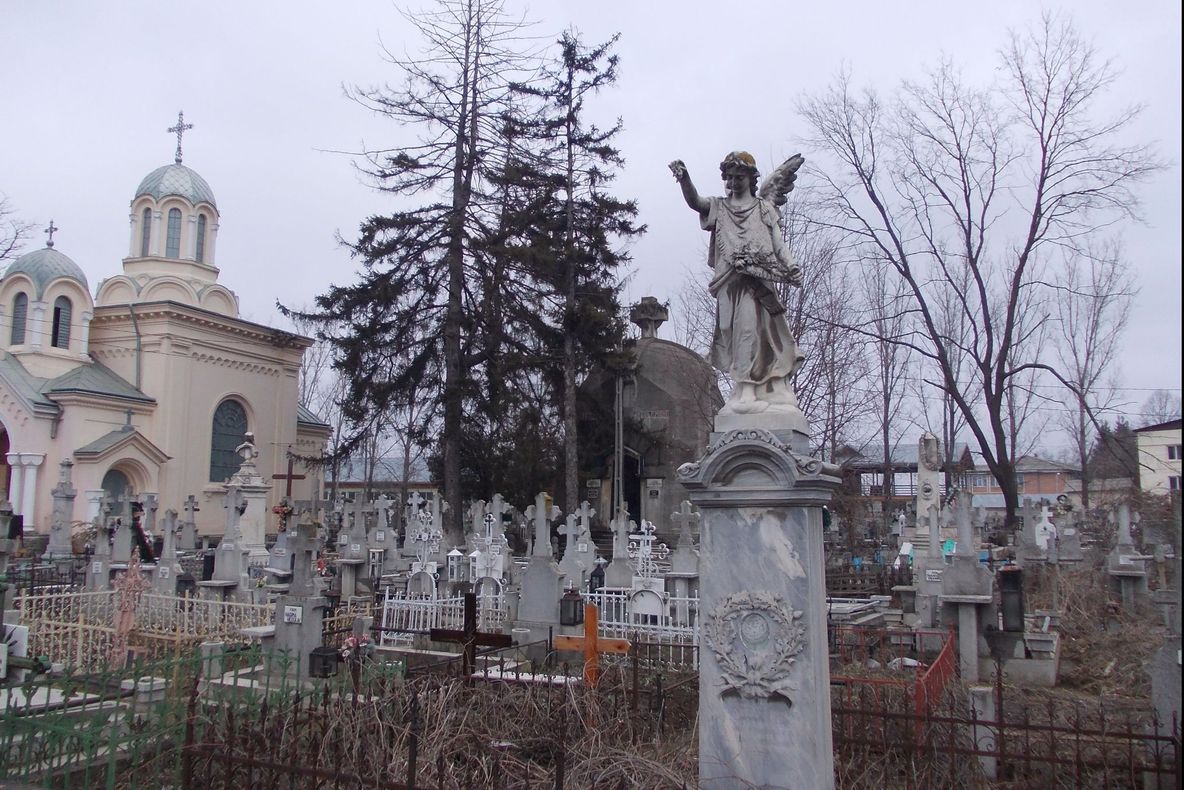 S-au întors la mormântul tatălui lor să-i aprindă o lumânare.Le-a stat inima în loc!Ce au descoperit