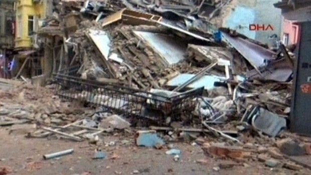 O clădire de cinci etaje s-a prăbuşit în Istanbul. VIDEO 