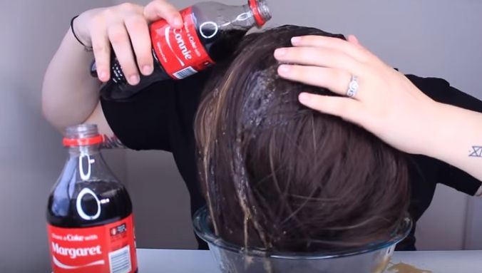 A turnat două sticle de cola în păr. Rezultatul a fost peste toate așteptările