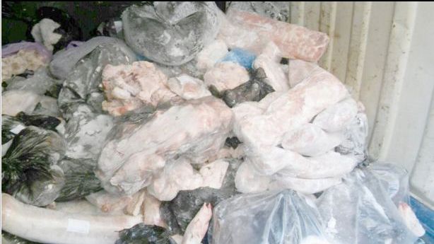 FĂRĂ PRECEDENT. Carne veche de 40 de ani, pusă în vânzare la Constanța
