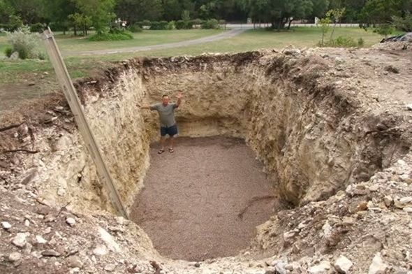 A săpat o groapă URIAŞĂ în curte. Când au văzut ce îndeasă în pământ, vecinii au încremenit! 