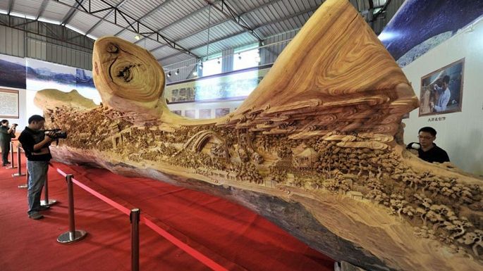 La prima vedere este tulpina uscată a unui copac… Dacă te apropii, vei rămâne perplex!