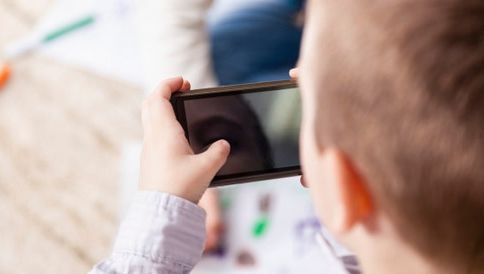 După ce a citit mesajul primit de fiul său pe telefon, a îngheţat: "Dacă nu interveneam..."