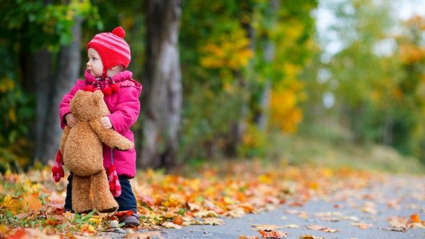 A găsit un copil de 4 ani singur, pe marginea unui drum. Nu i-a venit să creadă cum a ajuns acolo