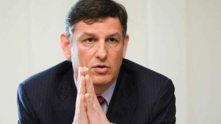 Vicepremierul, la un pas de accident. Costin Borc era să lovească o maşină 