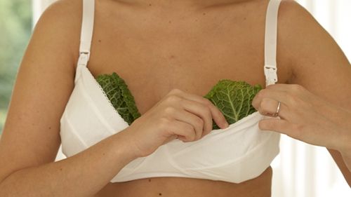 Şi-a pus foi de varză pe piept înainte de a merge la culcare. Efectul benefic s-a simțit imediat