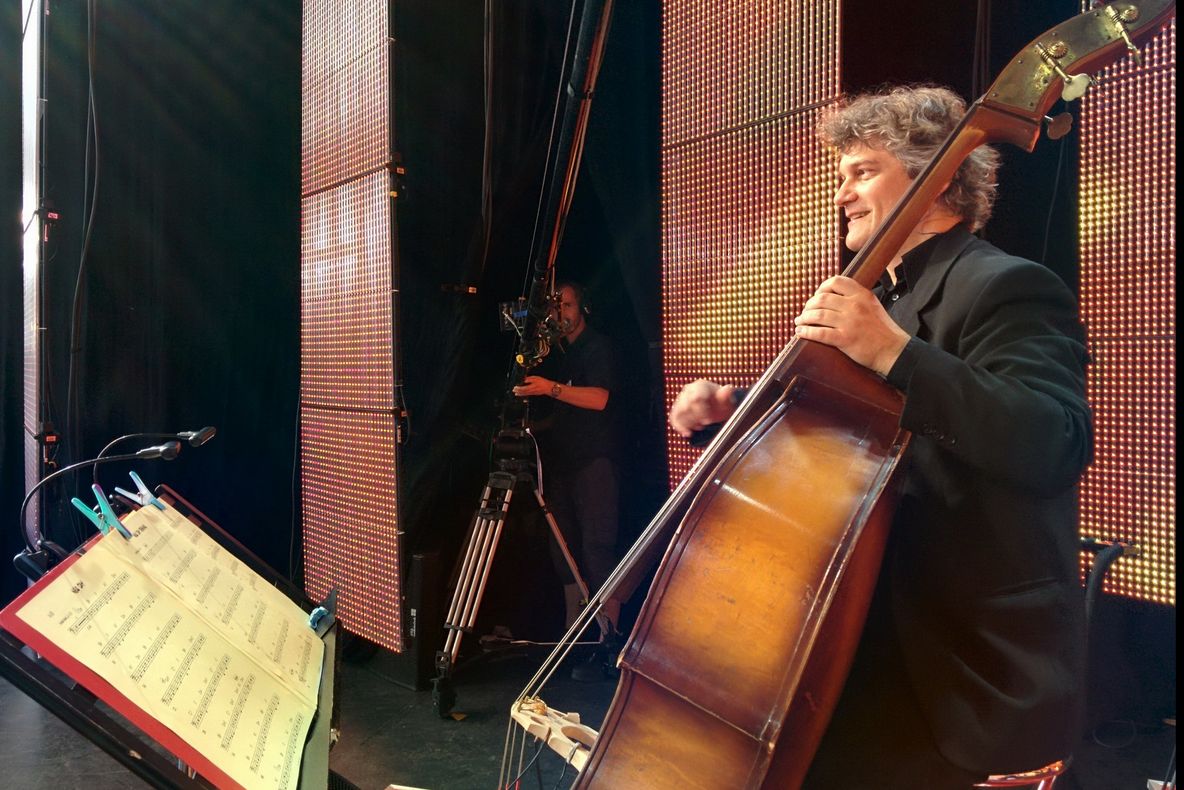 Cel mai mare basist român, Decebal Bădilă, revine în România pentru un concert de jazz