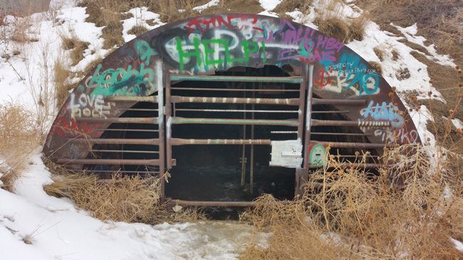 Se plimba și a văzut o intrare ciudată. A pătruns, a coborât sub pământ și a înghețat. În fața lui..