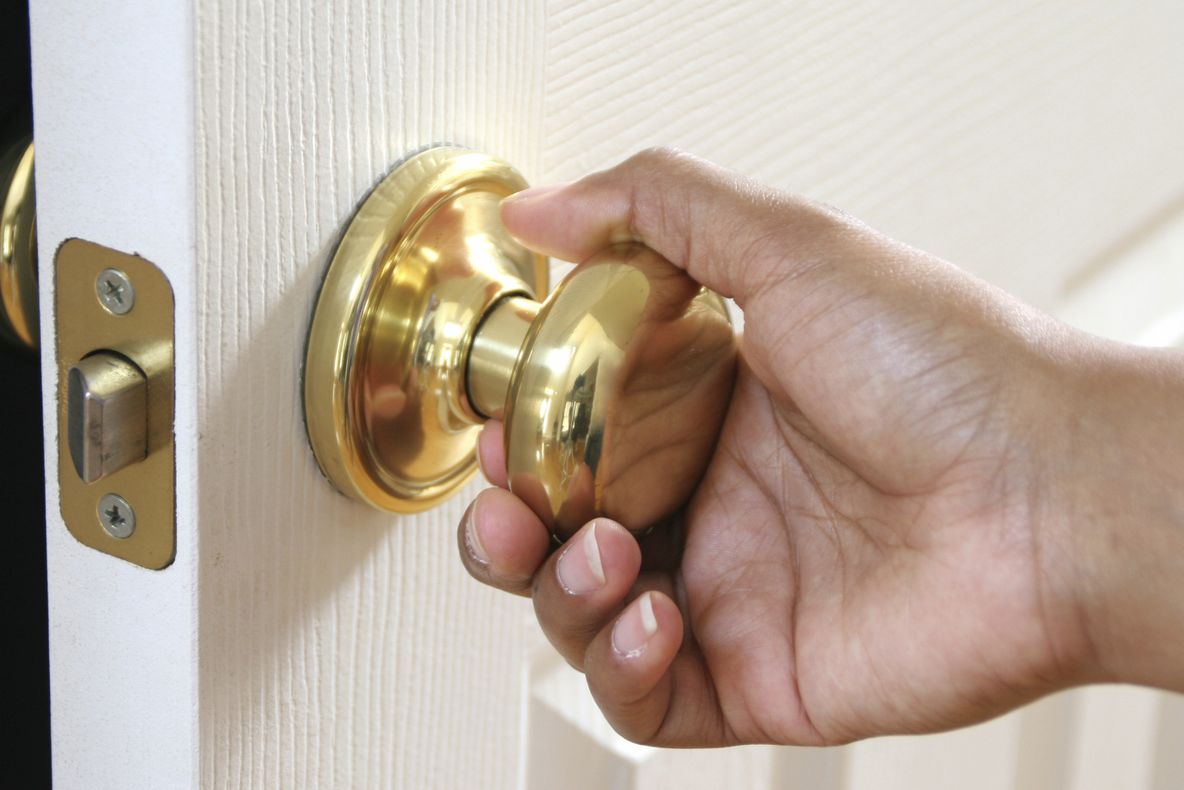 A deschis uşa şi a intrat în clasă. Când a văzut ce fac elevii, învăţătoarea a înmărmurit