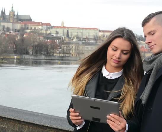 eMAG – Tabletele ieftine care va fac viata mai roz in luna indragostitilor