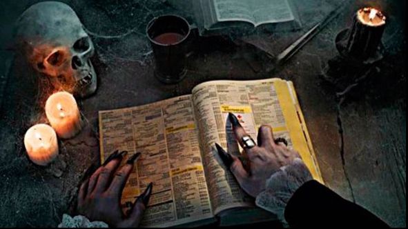 O celebră "vrăjitoare", trimisă în judecată de procurori: simula comunicarea cu "necuratul"