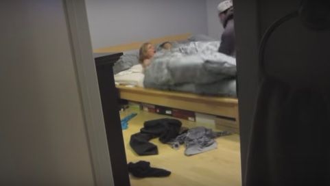 A venit acasă mai repede şi şi-a găsit iubita în pat cu altul. Nu era amantul, ci... surpriză!