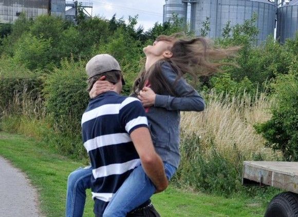 A sărit în brațele iubitului pentru o poză. După o secundă țipa în agonie