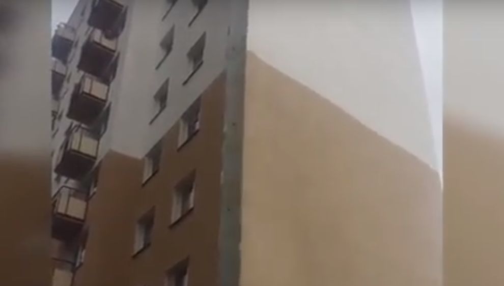 Momentul șocant surprins în imagini. Ce se întâmplă cu acest bloc, lovit de o furtună puternică