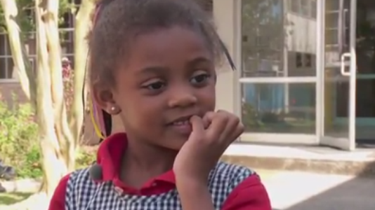 Cum a reuşit o fetiţă de 5 ani să-şi salveze de la moarte bunica oarbă. E impresionant!