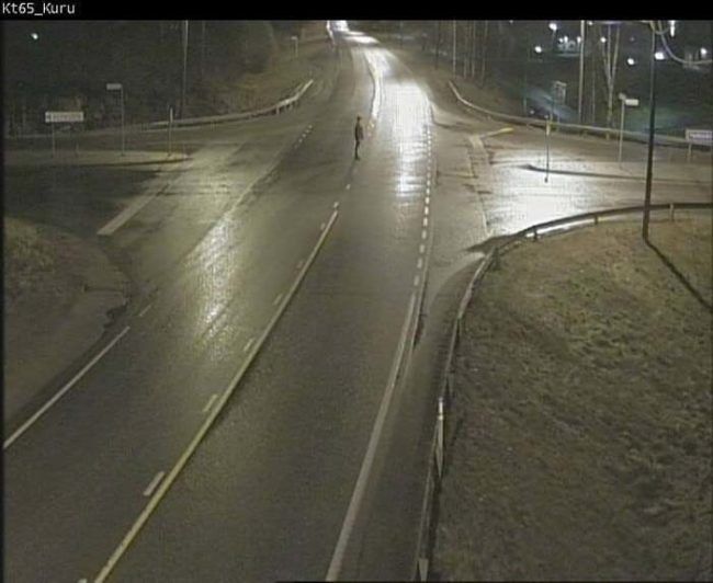 Ce au filmat camerele de supraveghere din trafic. Fenomen bizar. Un bărbat se uită în obiectiv şi...