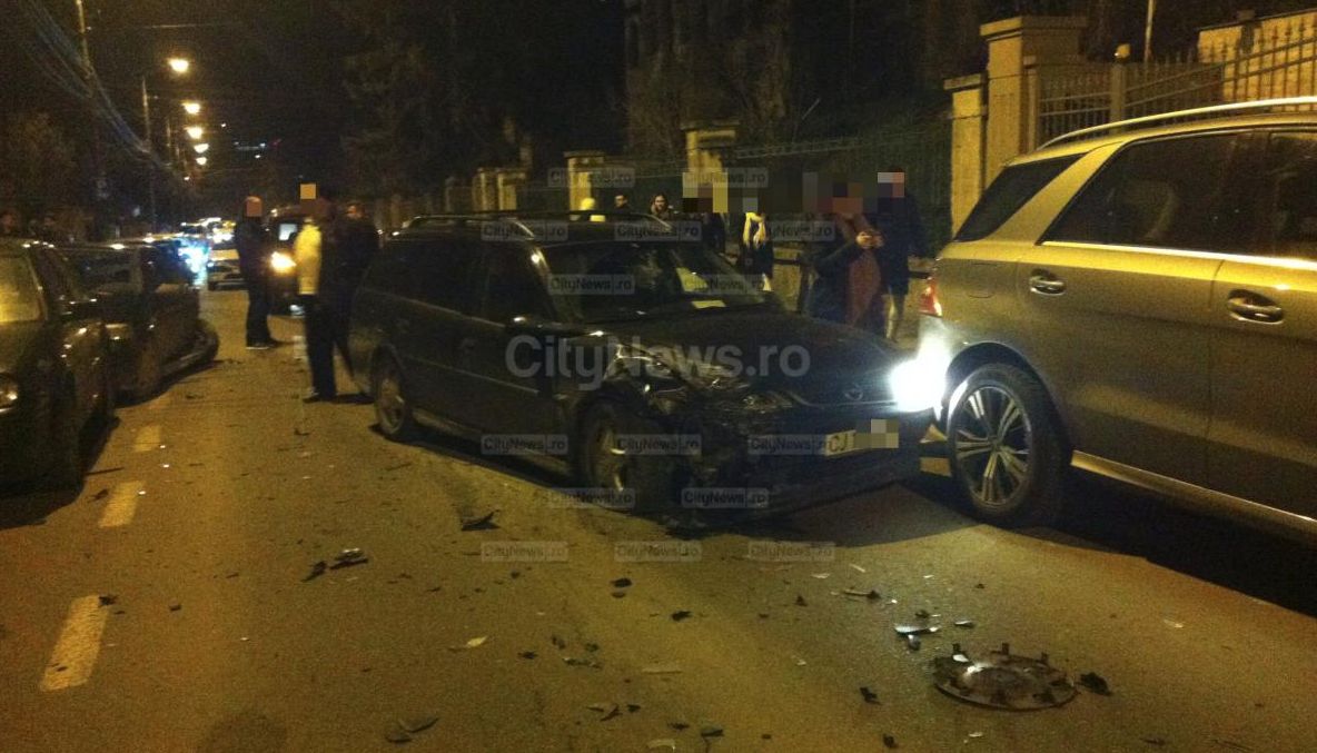 Un șofer beat a făcut prăpăd pe o stradă din Cluj: o persoană rănită și trei mașini avariate