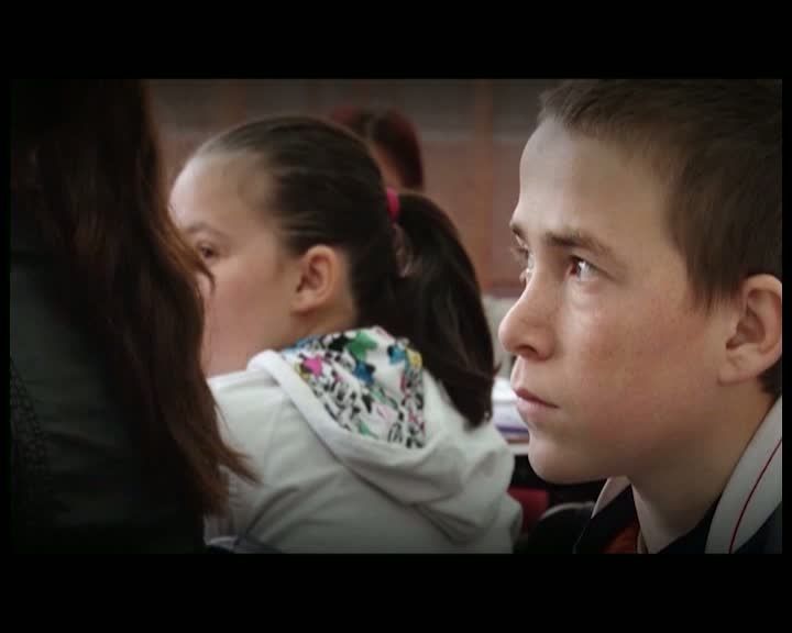 Poveste emoţionantă din Dâmboviţa. Cu sora bolnavă, în braţe la şcoală