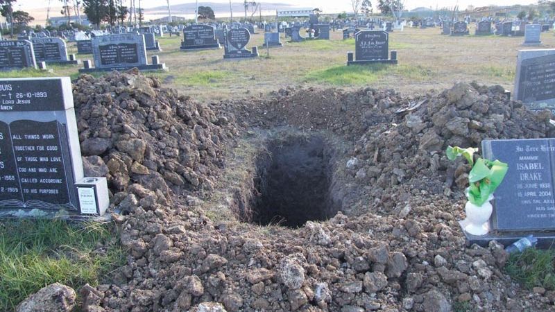 Mormântul s-a deschis și a ieșit târâș un om slab și murdar. Oamenii din cimitir l-au recunoscut