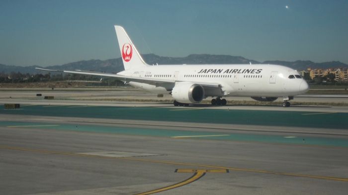 Panică la bordul avionului. Pasagerii și piloții au evacuat aeronava după ce un motor a luat foc