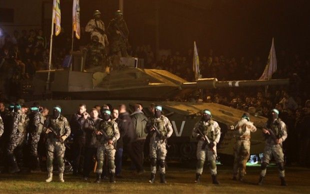 GAFĂ. Hamas a scos la paradă un tanc "produs local". Mașinăria a ajuns de râsul Internetului