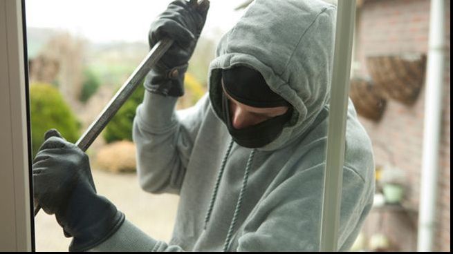 Un tânăr din Galati a furat zeci de verighete din aur dintr-un mall. Cum acționa hoțul