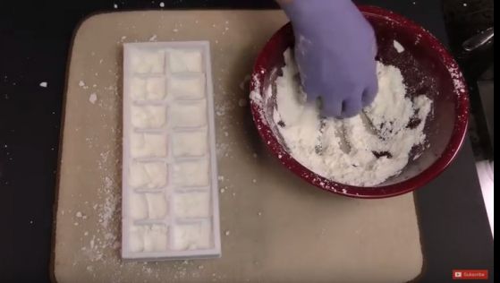 Toarnă bicarbonat de sodiu în suportul pentru cuburile de gheață. Rezultatul final este senzațional