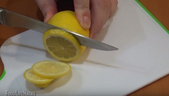Cel mai tare truc de bucătărie. Taie lămâia în felii subțiri, dar păstrează capătul. La ce folosește