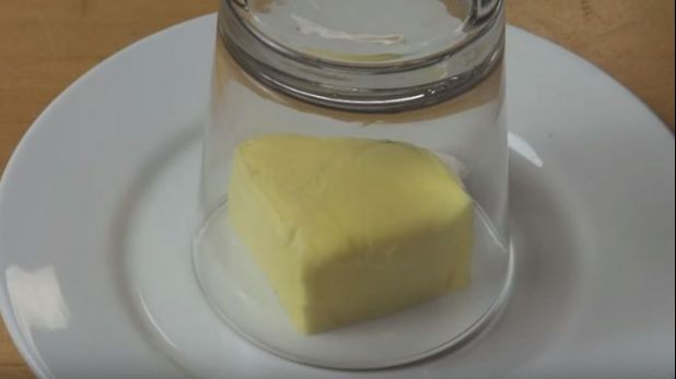 A pus un pahar gol peste o bucată de unt și a așteptat câteva secunde. L-a surprins ceea ce a urmat