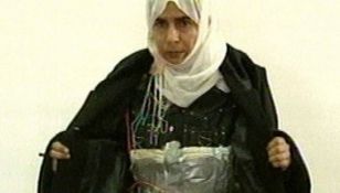 O islamistă kamikaze a refuzat să se detoneze, după ce și-a văzut familia printre condamnați