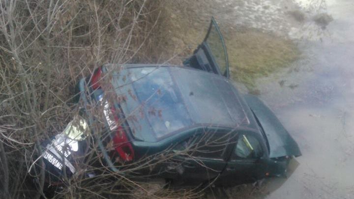 Accident în Timiş: două maşini s-au ciocnit, iar una a căzut într-o râpă. Care e bilanţul victimelor
