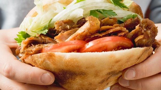 A urcat în autobuz cu un kebap şi a început să mănânce. Ce a păţit din cauza asta e neaşteptat