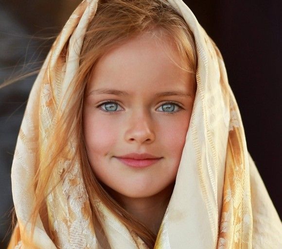 Cum arată cea mai frumoasă fetiță din lume. A cucerit marile case de modă la numai 10 ani