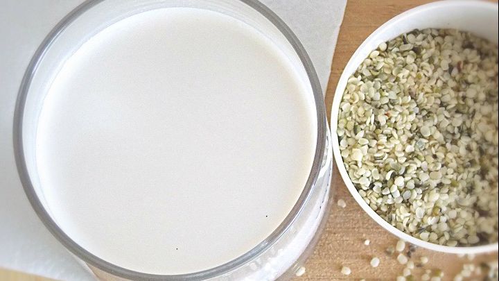 Laptele de cânepă, alimentul care poate preveni bolile de inimă. Cum să-l prepari acasă