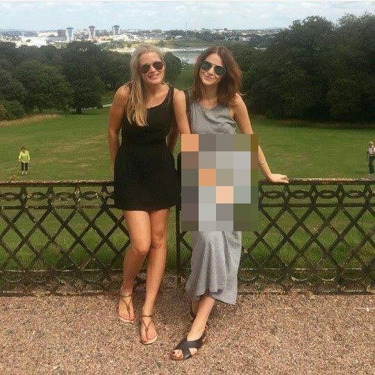Detaliul SCANDALOS din această fotografie! De ce mulţi au spus că fetele sunt iubite