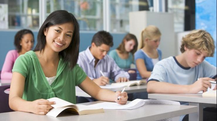 Cât costă un an de studii la un liceu din străinătate pentru elevii români