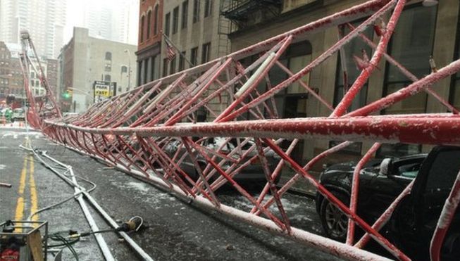 Macara prăbuşită în Manhattan, pe celebra stradă Broadway. Cel puţin un mort şi mai mulţi răniţi
