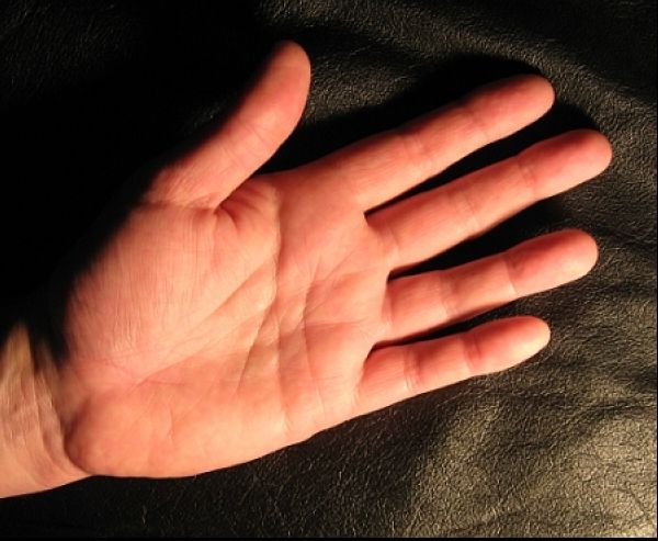 Metoda folosită de militari pentru durere. Apasă, timp de un minut, acest punct din palmă